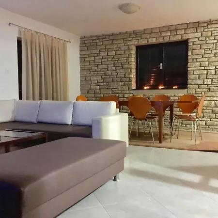 Maria Villa *